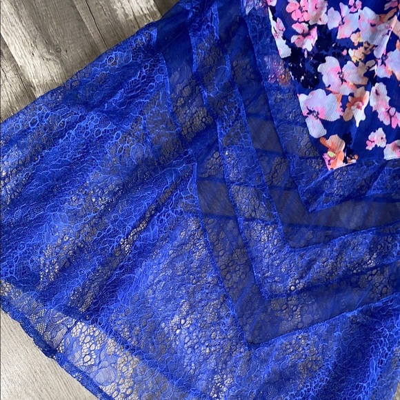 💛 Vibrant Floral Dress with Blue Lace Overlay - Picture 3 of 4